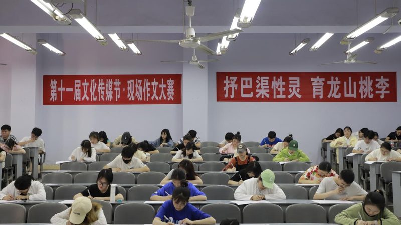 TVC广告片拍摄监视器：尺寸规格背后的技术考量**